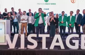 Marcelo Carenzo recibi� el tradicional saco verde
