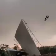 Un hombre salió volando durante el fuerte temporal en India que dejó más de 110 muertos