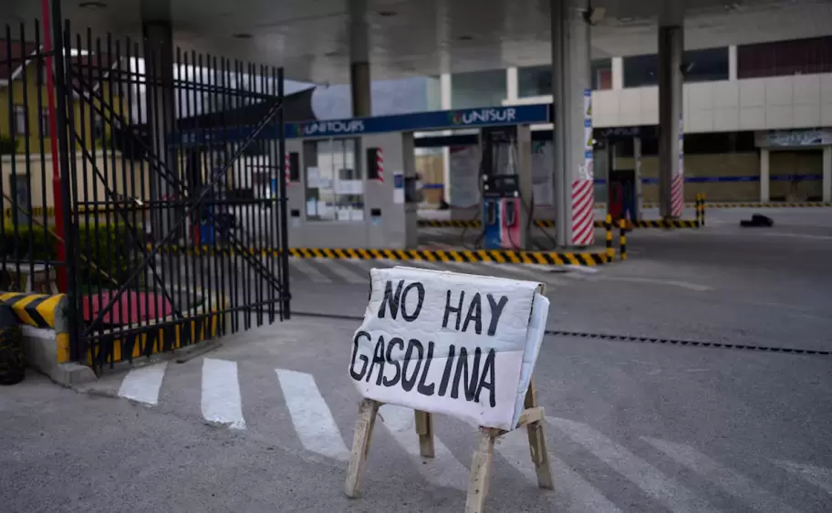 Un cartel alerta a los clientes de que no hay gasolina en una estación de servicio en La Paz, Bolivia (AP Foto/Juan Karita, Archivo)