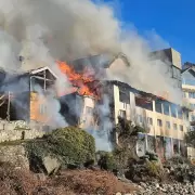 Impactante incendio en Bariloche: se prendió fuego un histórico hotel y evacuaron a los huéspedes