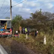 Un auto cay� a un barranco cerca de Juan Gal�n: se despleg� un operativo para rescatar a una familia