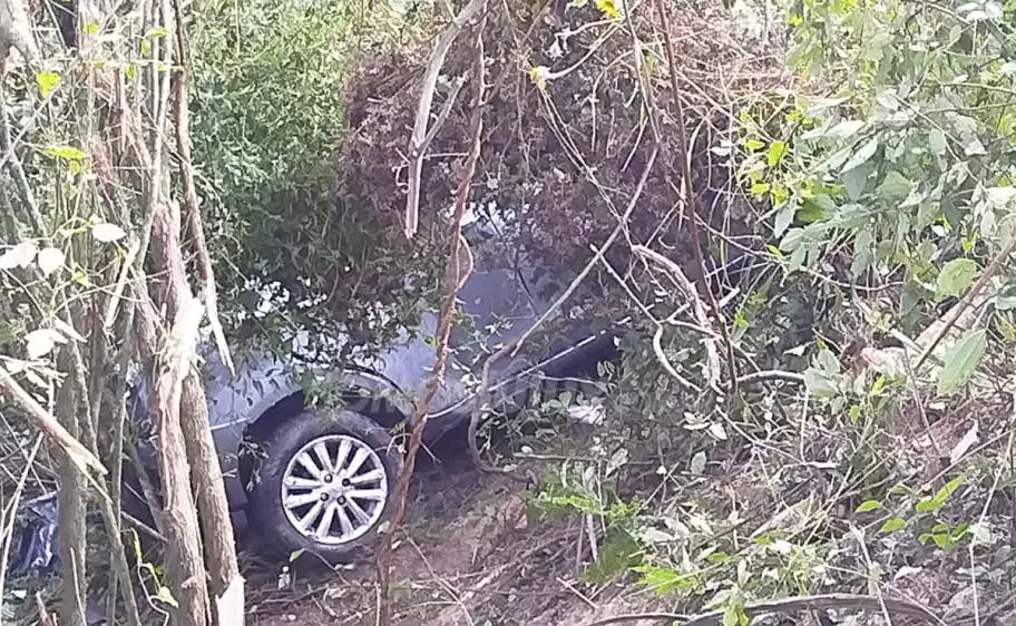 Un auto cayó a un barranco cerca de Juan Galán: se desplegó un operativo para rescatar a una familia