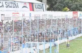 hinchas del lobo juje�o en el estadio de Gimnasia y Tiro de Salta