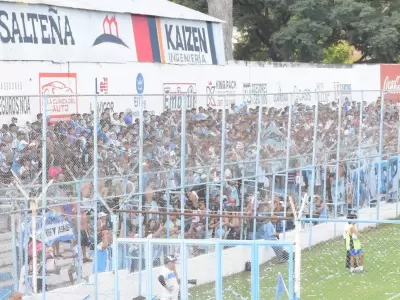 hinchas del lobo juje�o en el estadio de Gimnasia y Tiro de Salta