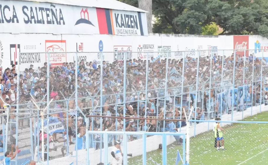 hinchas del lobo jujeño en el estadio de Gimnasia y Tiro de Salta