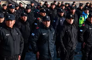 efectivos de la Polic�a y del Servicio Penitenciario