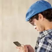 Qué es el “síndrome del cuello de texto” y por qué preocupa cada vez más a médicos y kinesiólogos