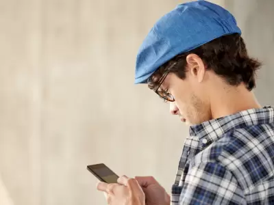 La mala postura al utilizar tecnolog�a puede causar inconvenientes f�sicos como el "text neck"
