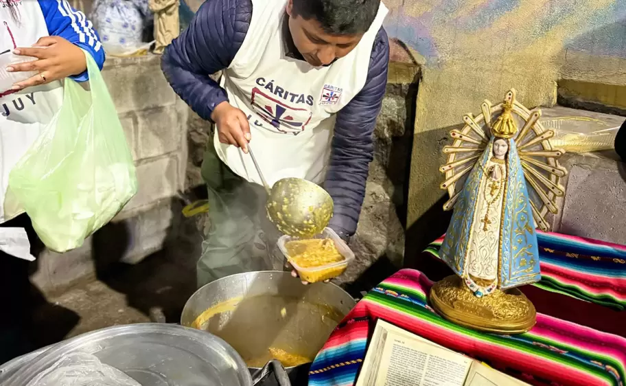 Caritas ayuda a personas en situación de calle