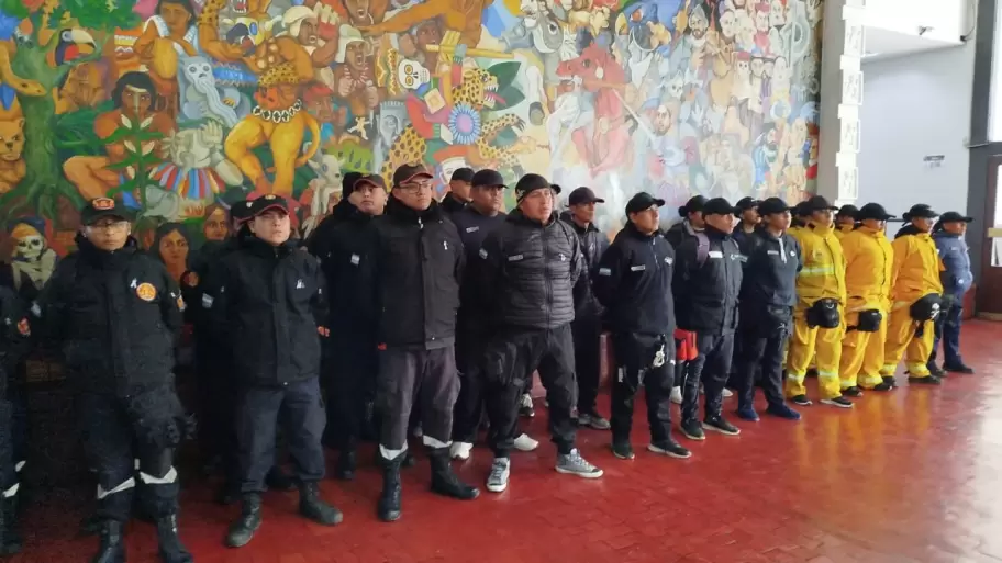 Bomberos voluntarios en la Legislatura