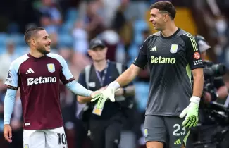 Dibu Mart�nez y Buend�a en la final de la Europa League