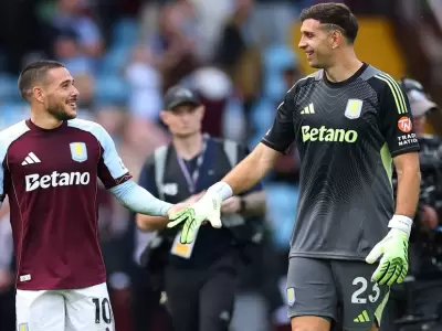 Dibu Mart�nez y Buend�a en la final de la Europa League