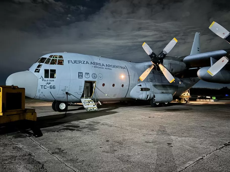 Avi�n H�rcules con el que Argentina envi� ayuda humanitaria a Bolivia en medio de la crisis