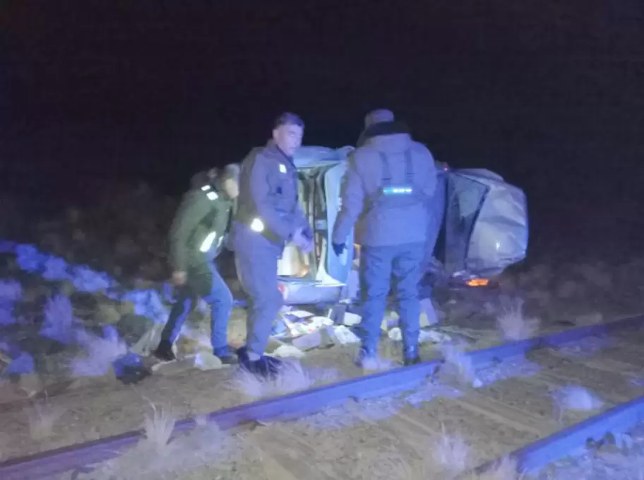 El conductor intent� evadir un control y volc� el veh�culo