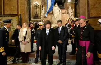 Javier Milei en la Catedral Metropolitana, acompa�ado por Jorge Garc�a Cuerva, Jorge Macri y Karina Milei