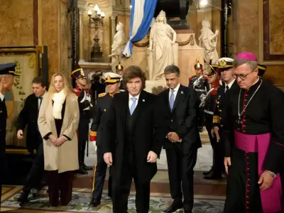 Javier Milei en la Catedral Metropolitana, acompa�ado por Jorge Garc�a Cuerva, Jorge Macri y Karina Milei