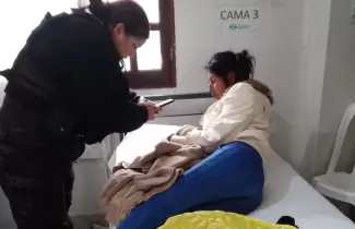 Polic�as le salvaron la vida a un beb� en Monterrico
