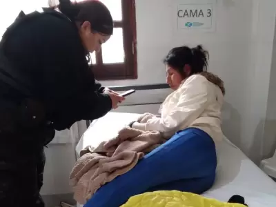 Polic�as le salvaron la vida a un beb� en Monterrico