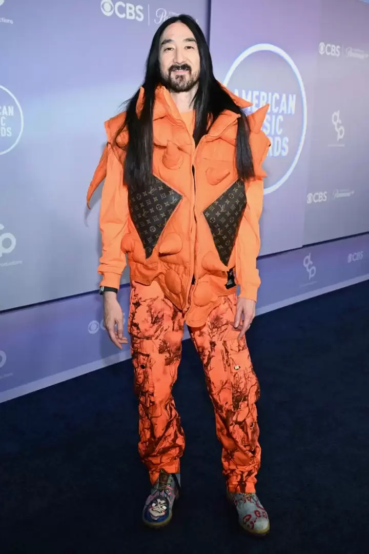 chrissy-teigen-john-legend-american-music-awards-2026-billboard-1200