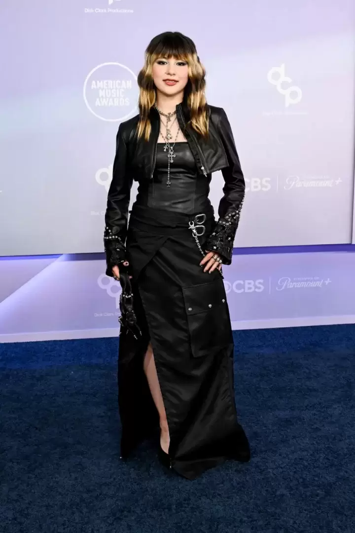 chrissy-teigen-john-legend-american-music-awards-2026-billboard-1200