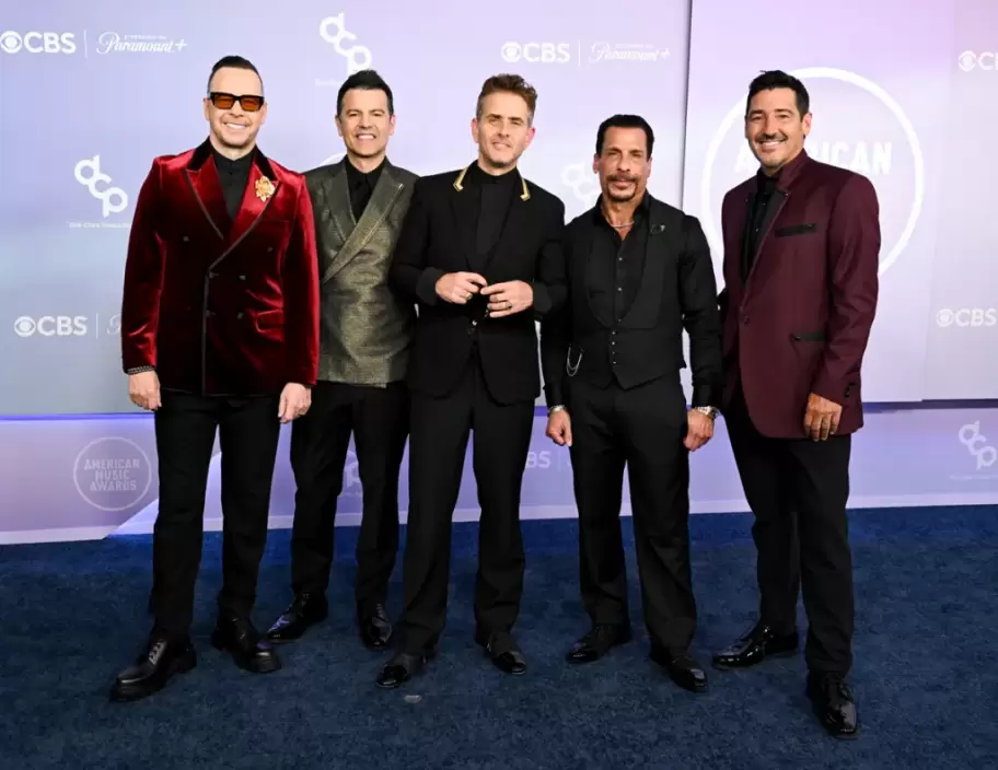 chrissy-teigen-john-legend-american-music-awards-2026-billboard-1200
