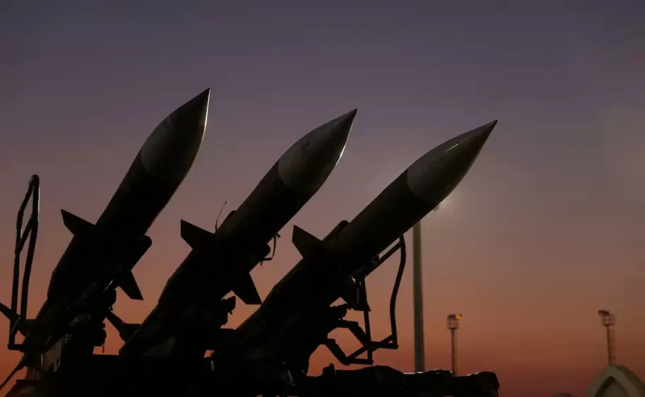 La emisora estatal iraní IRIB informó que la Guardia Revolucionaria lanzó un ataque contra una base estadounidense en Kuwait