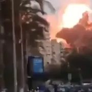 Israel atacó infraestructura de Hezbollah en Líbano e Irán lanzó misiles contra una base militar de EE.UU.