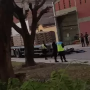 Fatalidad en Libertador: motociclista chocó con un camión y murió