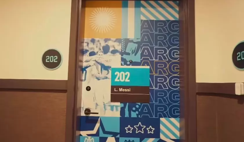 Elijo creer . La puerta de la habitación 202 asignada y personalizada para Lionel Messi durante la concentración de la selección argentina en Kansas