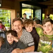 Los hijos de Benjamín Vicuña con la China Suárez volvieron de Turquía y compartieron tiernas postales familiares