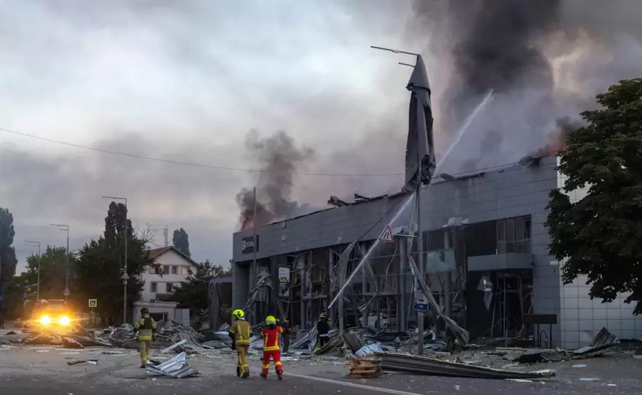 Los bombardeos causaron daños en edificios residenciales y otras infraestructuras civiles en ocho distritos de la ciudad (REUTERS)
