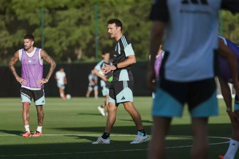 La Selección trabaja y los rivales del grupo ya jugaron sus amistosos