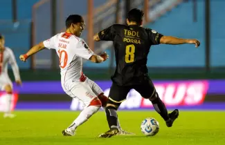 Un golazo de Mart�nez le dio el triunfo a Barracas Central ante Hurac�n