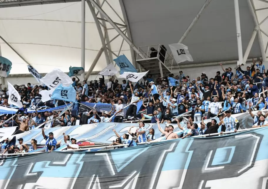 Hinchada de Gimnasia de Jujuy en el Madre de Ciudades de Santiago del Estero