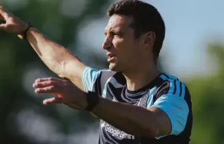 Scaloni ordenando el equipo en la previa al amistoso con Honduras