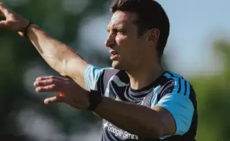 Scaloni ordenando el equipo en la previa al amistoso con Honduras