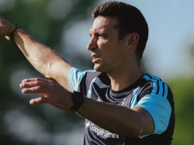 Scaloni ordenando el equipo en la previa al amistoso con Honduras