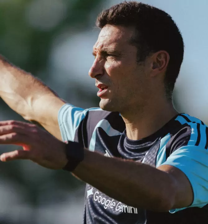 Scaloni ordenando el equipo en la previa al amistoso con Honduras