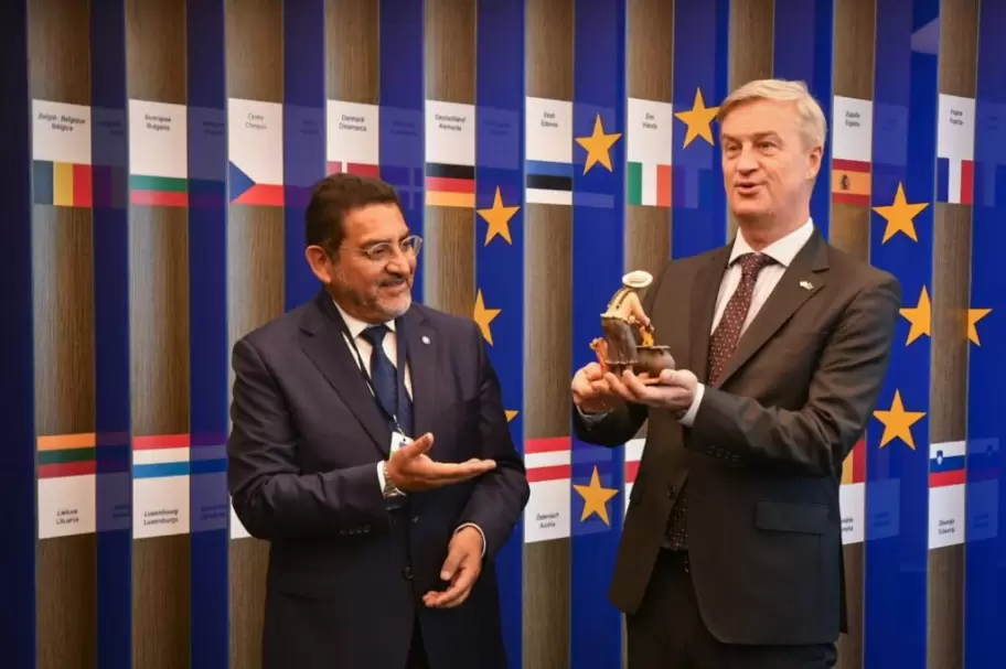 Intercambio, Dante Vel�zquez con representante de la Uni�n Europea