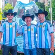 Tras recorrer 17 mil kil�metros en bicicleta, tres argentinos llegaron al Mundial y fueron recibidos por Scaloni y Tapia