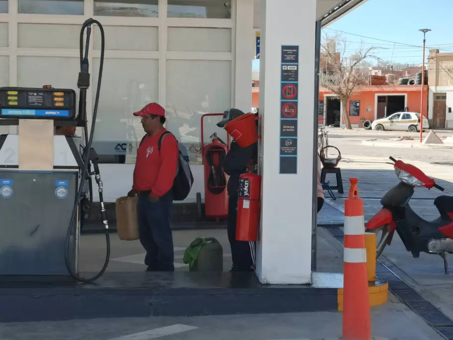 Ciudadanos de bolivia compran combustible en La Quiaca