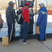 Ciudadanos de bolivia compran combustible en La Quiaca