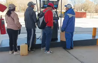 Ciudadanos de bolivia compran combustible en La Quiaca