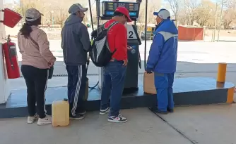 Ciudadanos de bolivia compran combustible en La Quiaca