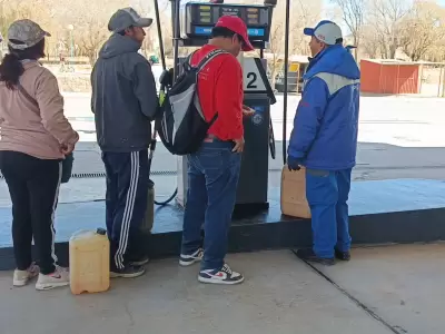 Ciudadanos de bolivia compran combustible en La Quiaca