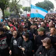 Terminó el velatorio del Indio Solari: una multitud se despidió del ícono del rock en Avellaneda