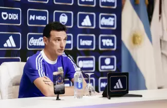 Scaloni en conferencia de prensa espera para dar el nuevo convocado