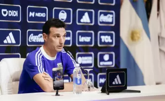 Scaloni en conferencia de prensa espera para dar el nuevo convocado