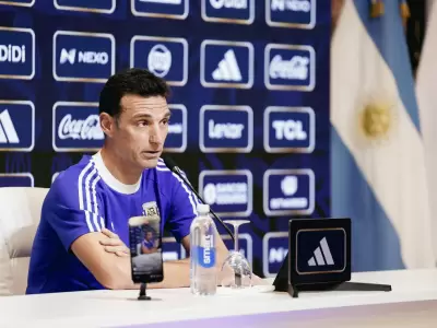 Scaloni en conferencia de prensa espera para dar el nuevo convocado