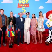 As� fue la premiere de Toy Story 5: Tom Hanks, Tim Allen y la gran sorpresa de Taylor Swift en la alfombra roja